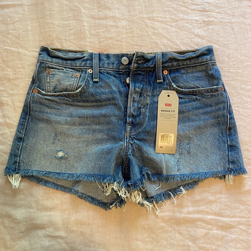 NWT Levi’s Wedgie Fit denim shorts